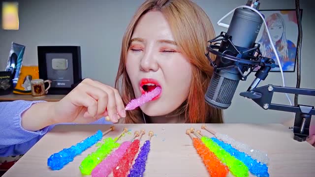 美女吃播大胃王,闪闪发光奇怪的晶体糖,咬起来蹦蹦蹦响个不停