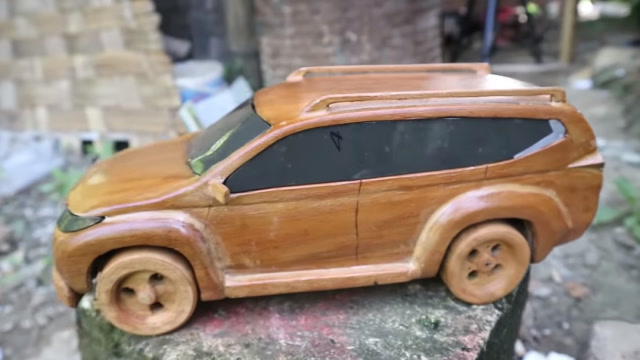 顶级木工,这怕是鲁班的徒弟吧?木板做成的汽车惟妙惟肖