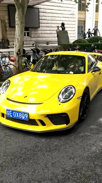 苏州街头偶遇一辆黄色"小青蛙",这车型真是太好看了!