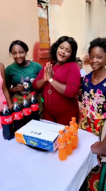 非洲网红瑞秋的生日没想到最后一打开瑞秋一脸生无可恋