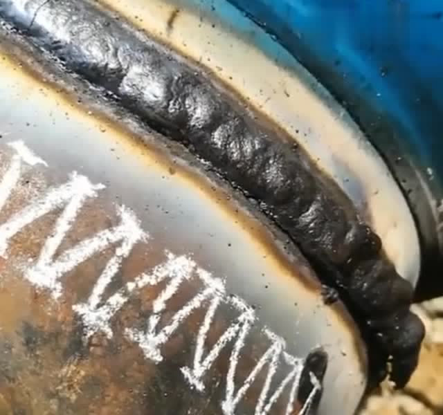 焊工师傅刚焊的422盖面,敲掉药皮后,网友:能挖人吗?