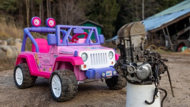 女儿的芭比玩具车,老外爆改涡轮增压作死,油门一踩瞬间懵了!