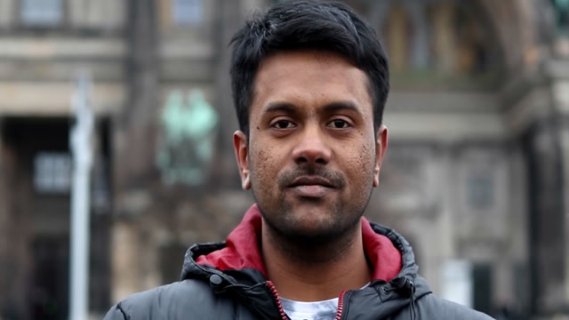 印度小伙问中国游客:你们再过十年后,能每家每户都有厕所吗?