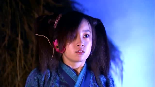 女头领率人围攻小伙和丑小妹,丑小妹独自出去,被玩弄于鼓掌