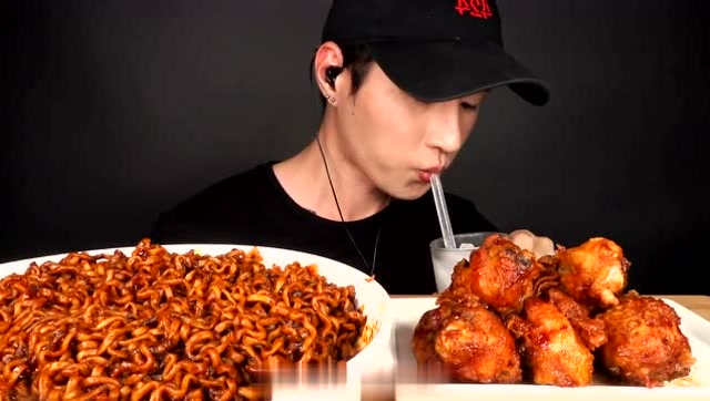 韩国吃播小伙吃超辣火鸡面再来口金黄鸡腿吃相太过瘾了