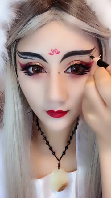 你们觉得这个妲己妆好看吗,我个人觉得,这个眉毛有点吓人