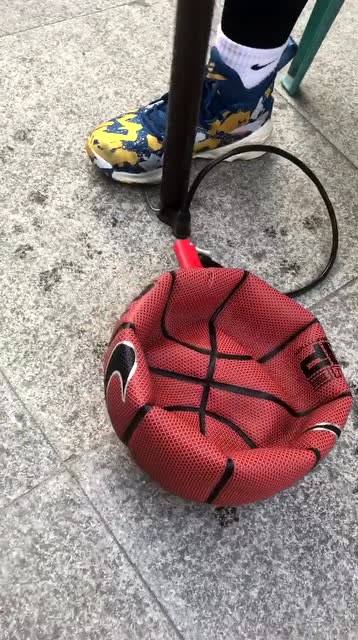 第一次在网上买篮球,寄过来个瘪的我要投诉了,竟然还让我打气!