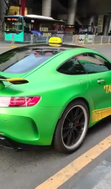 这跑车怎么印着出租车的标志是几个意思啊,反正不信这是出租车