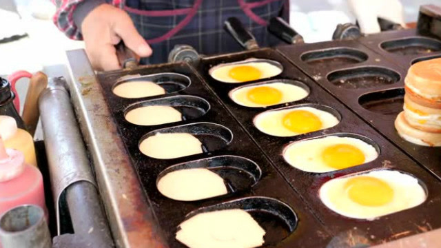 大叔路边卖鸡蛋车轮饼,没想到做法这么简单