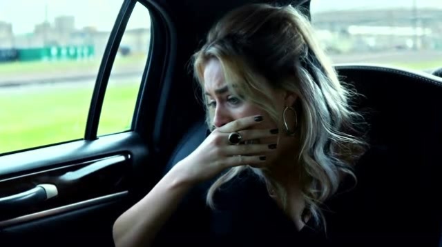 女子坐在车里,丢掉手里的钱,非常伤心的哭泣