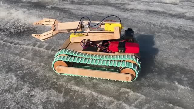 牛人自制履带车模型,帅到没朋友!太酷了