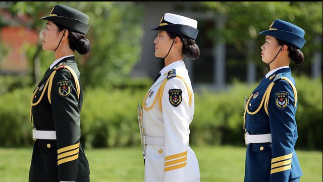 巾帼不让须眉!中国女兵训练正步走,每一声落地,都是那么的动听