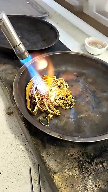 烧金子你见过吗?这盆是不是有点儿大啊,烧这半天还不化?