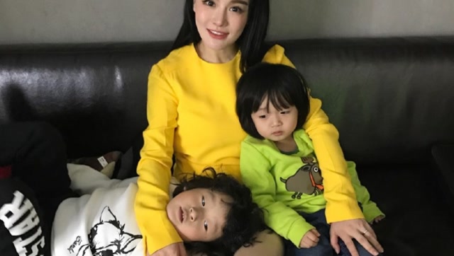 邹市明冉莹颖为三胎儿子庆祝百天,小儿子随母姓