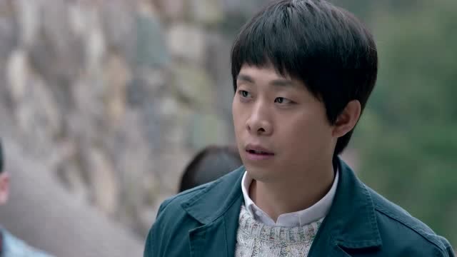 鸡毛回家看到叔叔,跪下就开始哭,在外面受多大罪啊!