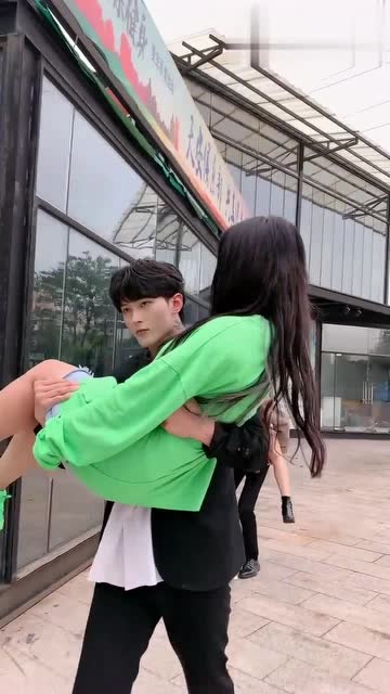 冷巴和凌轩秀恩爱,下一秒却被路边的情侣秒杀,真是太尴尬了