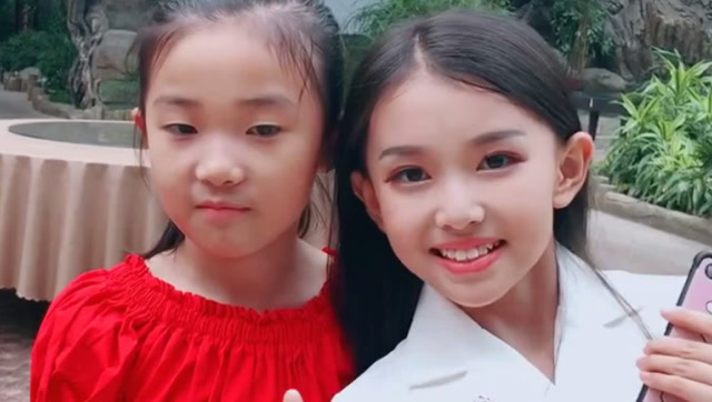 童模宋小睿和二美丽自拍,漂亮的姐妹花!很知道照顾妹妹.