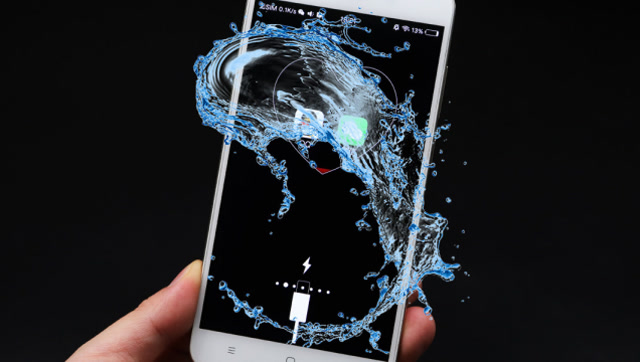 原来手机壁纸还有液态的,轻轻摇晃一下手机,桌面就会流水!