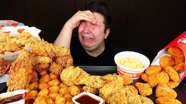 外国"最作"男主播,10份炸鸡套餐边吃边哭,这演技太烂了