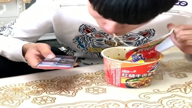 看爸爸吃泡面眼馋不已,趁其不备竟拿狗粮调包,这操作也是醉了!