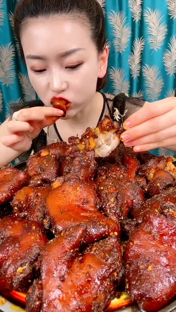 美女吃烧烤猪蹄一口吸,看那神情,是老公不在家可劲造?