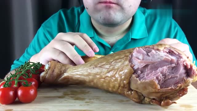 小哥吃超级大的俄罗斯火鸡腿,肉质超级紧实,超级美味呀