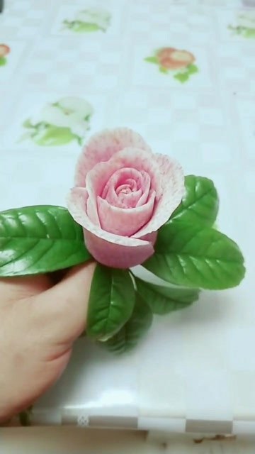 用萝卜雕刻的玫瑰花,造型好看,作为盘饰是个不错的选择