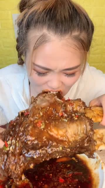 吃播美女吃流汁大牛排,这吃相看着让人有食欲,对自己太狠了!