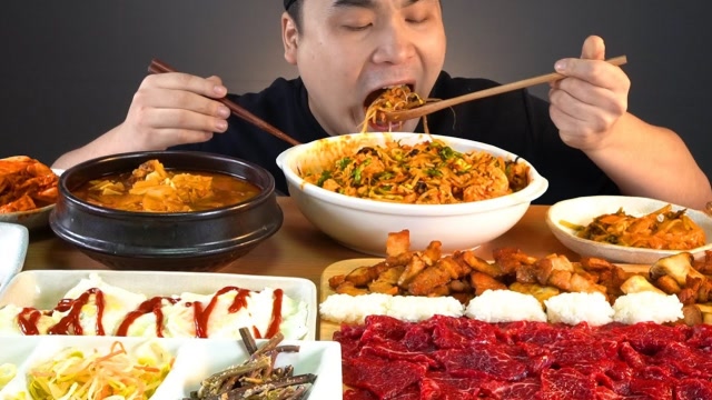 韩国大胃王胖哥,吃五花肉 牛肉 拌饭 大酱汤,看看这吃法,过瘾