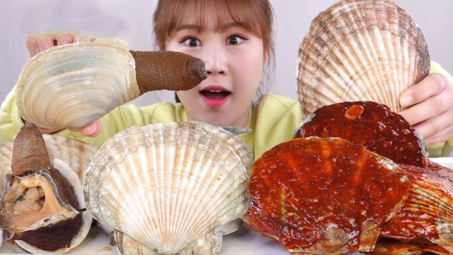 美女小姐姐吃爆辣巨型扇贝,搭配着美味象拔蚌,让人忍不住直流口水!