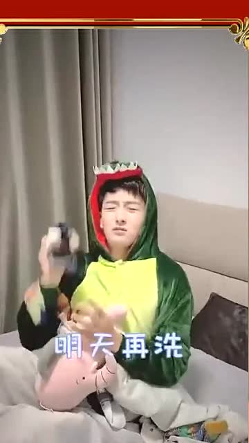 小哥的袜子一周都没洗了,美女给他闻了一下,他直接被臭醒了