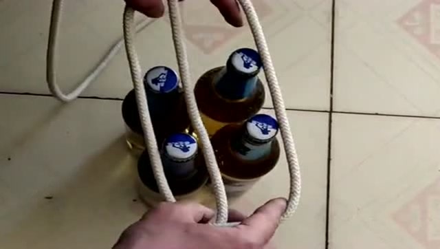 70年代的啤酒,就是这样捆绑上的,现在很少有人会打的绳扣!