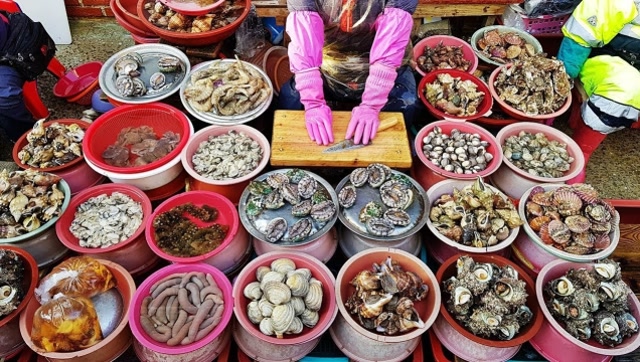 大妈街头摆摊卖海鲜各种新鲜的海鲜现切现卖吃一口真新鲜