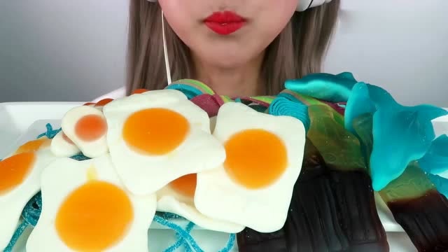 韩国声控吃播小姐姐吃饮料形状的软糖看起来很好吃