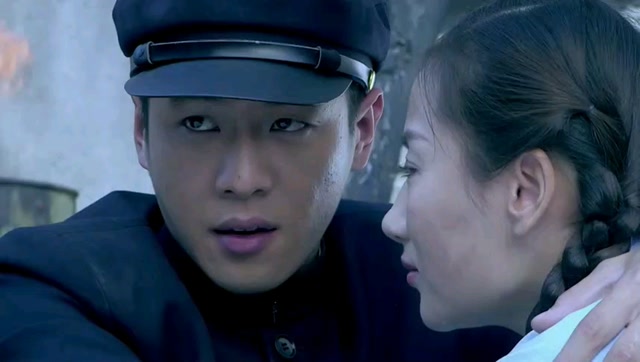 枪林弹雨炮火连天,帅哥靓女谈情说爱咱能不能换个安全的地在谈啊?