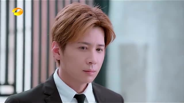 徐卉婕拜托陆思琛拿走张雨欣的手机,陆思琛爽快答应了