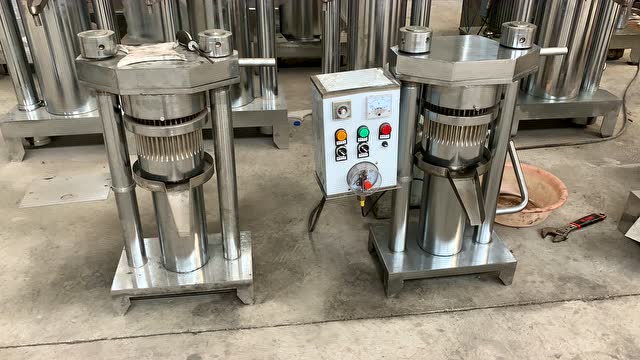 立式圆饼核桃油饼冷榨液压榨油机