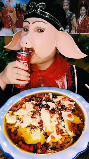 俺老猪来也,今天吃的水煮肉片,吃饭之前喝点可乐压压惊