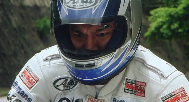 烈火战车:华仔饰演赛车手太帅了,只不过被垃圾绊倒了!