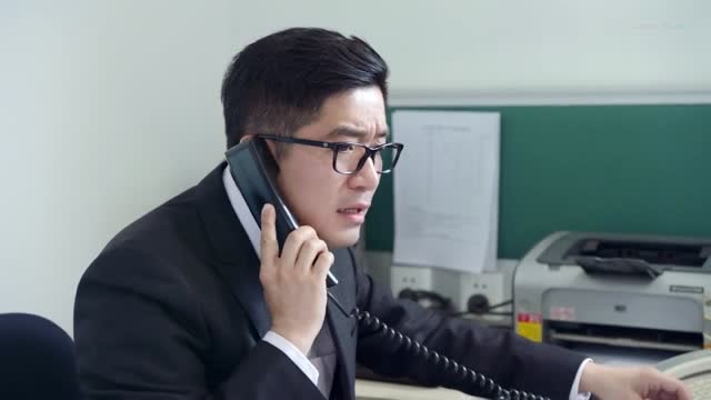 郑大水抓到小偷后,大家都在要郑大水的材料,把范秘书忙坏了!