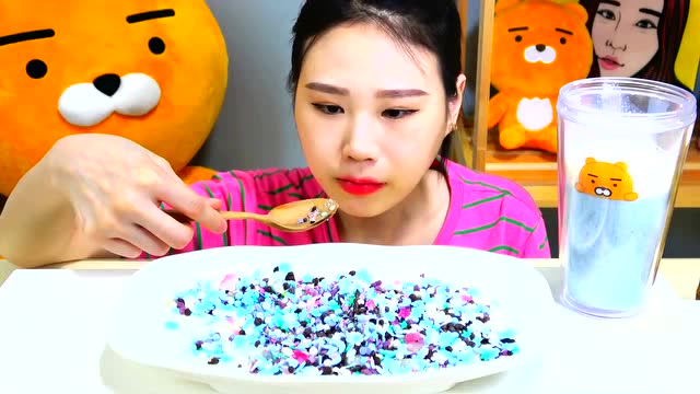 韩国吃货大胃王卡妹,大口吃宇宙糖,一勺一勺的真过瘾