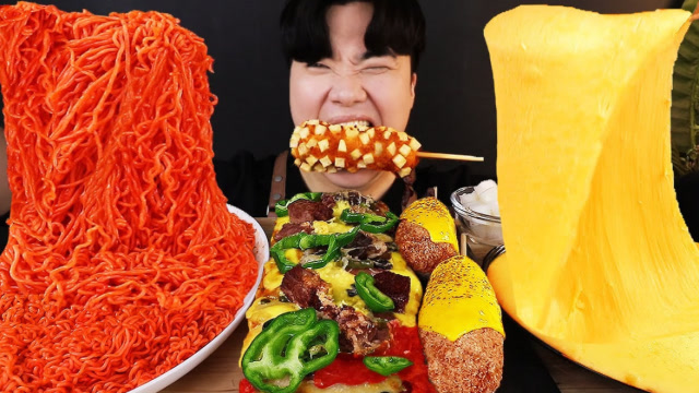 小伙狂吃火鸡面,配上各种特色食物,大口吃得太过瘾了