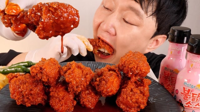韩国吃货小哥,吃炸鸡腿,搭配火鸡辣酱,大口大口地吃,太过瘾了