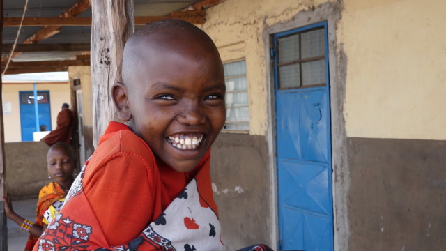 非洲人刷牙不用牙膏为什么那么白?看到刷牙的方式,真是大开眼界