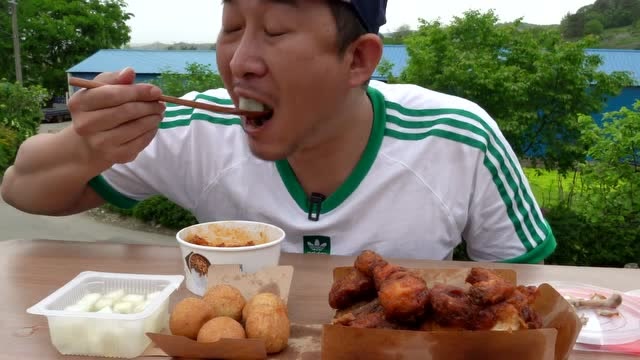 韩国吃货大叔,吃香辣炸鸡,芝士球,芝士炒饭,吃得太过瘾了