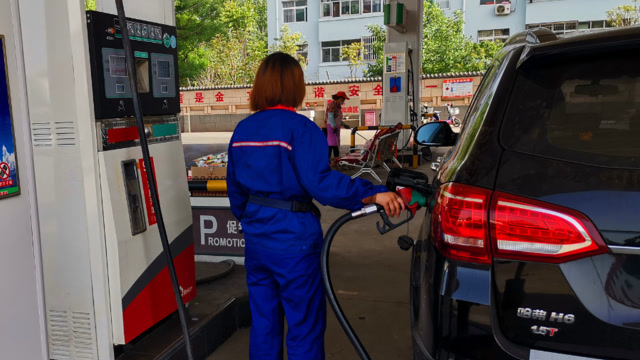 加油站工作人员,一不小心说出实话