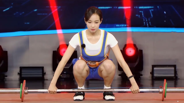 宋茜如此具有运动天赋:举重挑战轻松举起22公斤,看傻举重冠军
