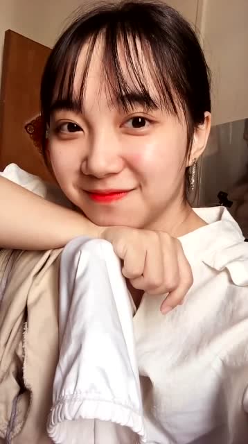 圆脸小姐姐笑起来超甜,肉肉的女生很可爱呀,喜欢