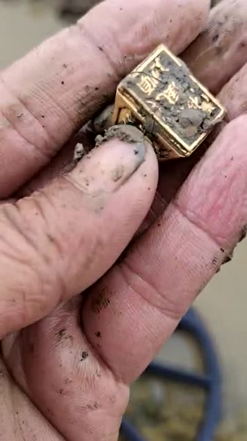 河边捉鱼捡到宝,纯金打造的戒指,看样时间很长了!