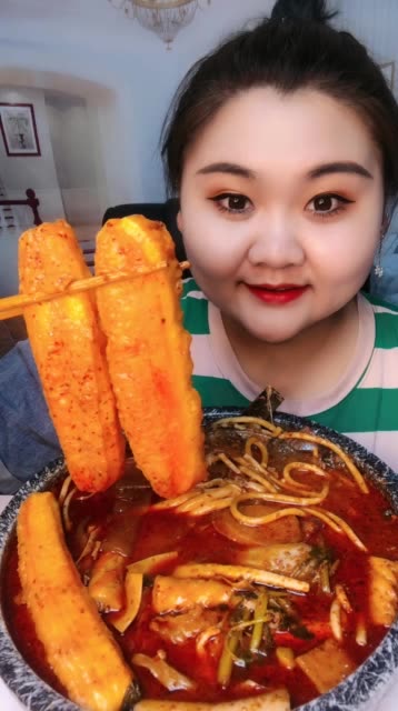 美女吃播秀:红油油条,太好吃了!